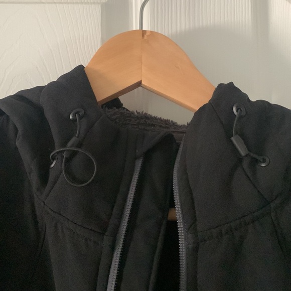 Mens Columbia Omni-Wind Black hooded jacket. Gently used. Flaws shown. Large - Picture 14 of 14